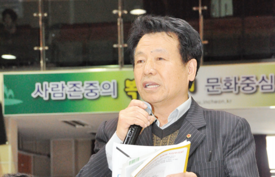 용산행 급행열차 이용에 대해 질문을 하고 있는 김광식 주안3동 주민자치위원장.