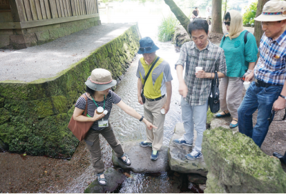 강원도주민자치회 임원들이 긴린코호수의 물을 마시고 있다.