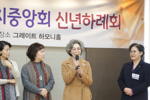 권인영 계룡시 주민자치 여성회의 상임회장(왼쪽에서 세 번째)이 새해 인사를 하고 있다. / 사진=박 철 기자
