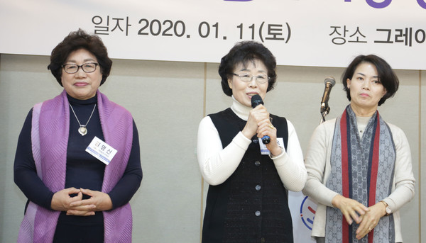 권영옥 서울특별시 주민자치 여성회의 부회장(가운데)이 새해 인사를 하고 있다. / 사진=박 철 기자
