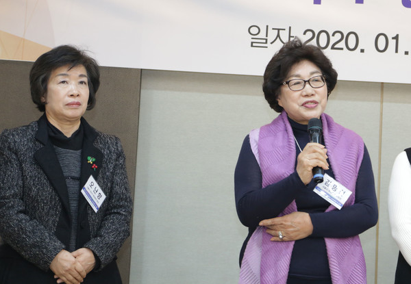 김명선 서울특별시 주민자치 여성회의 부회장(오른쪽)이 새해 인사를 하고 있다. / 사진=박 철 기자