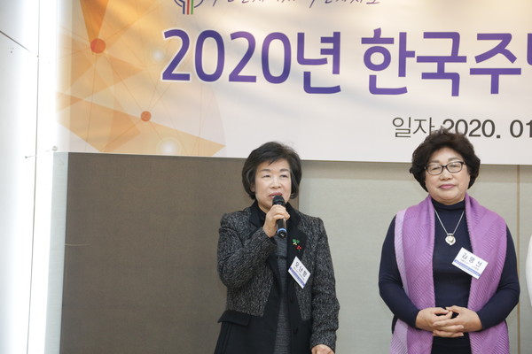 오난향 강서구 주민자치 여성회의 상임회장(왼쪽)이 새해 인사를 하고 있다. / 사진=박 철 기자