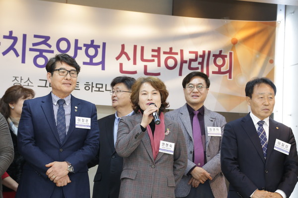 연현숙 한국 주민자치 강사회의 회원(가운데)이 새해 인사를 하고 있다. / 사진=박 철 기자