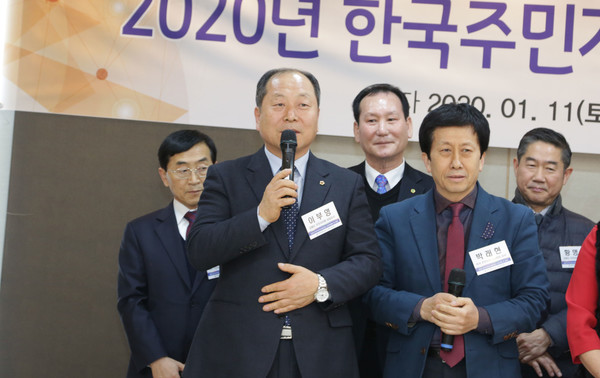 이부영 한국 주민자치 강사회의 회원(왼쪽 첫 번째)이 새해 인사를 하고 있다. 사진=박 철 기자