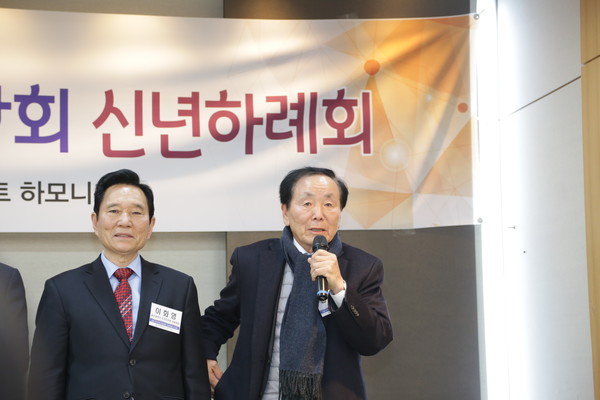 한옥천 6대 여수시 주민자치협의회장(오른쪽)이 새해 인사를 하고 있다. / 사진=박 철 기자