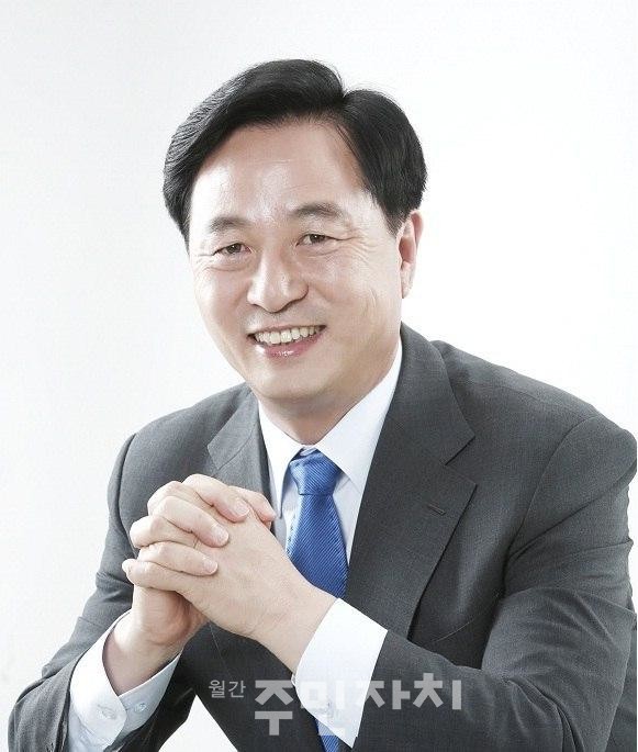 주민자치회 설립 및 운영에 관한 법률(안)을 대표발의한 김두관 의원